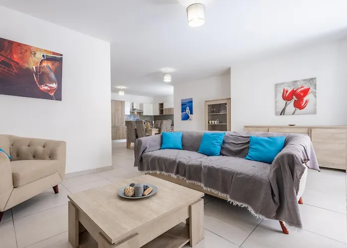 Daire 3br With Terrace - Sleep 6 By Quicktrips