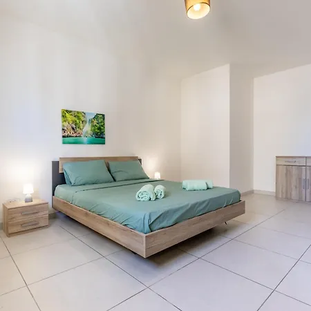 דירה 3br With Terrace - Sleep 6 By Quicktrips *