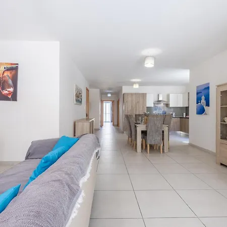 דירה 3br With Terrace - Sleep 6 By Quicktrips *