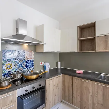 3br With Terrace - Sleep 6 By Quicktrips Lägenhet