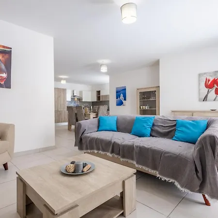 דירה 3br With Terrace - Sleep 6 By Quicktrips