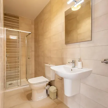 3br With Terrace - Sleep 6 By Quicktrips Lägenhet