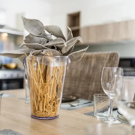 3br With Terrace - Sleep 6 By Quicktrips